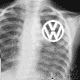 Verschiedene VW Zeichen, VW Logos und Röntgenbild mit VW Herz