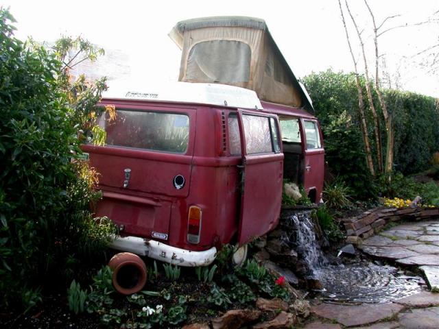 VW Bus T2 mit Waserlauf Wasserfall als Gartendekoration