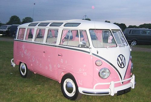 Ein Porsche ein T1 Samba Bus und ein Volkswagen K fer in der Farbe rosa