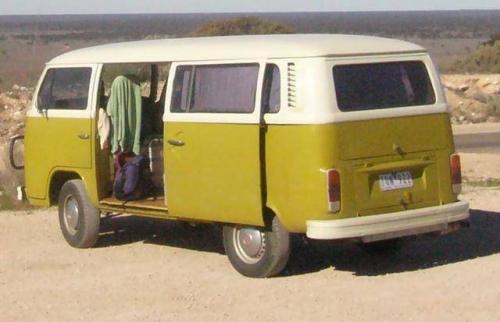 Angeblich haben Diebe den hei geliebten VW Bus Baujahr 1975 von Heath 