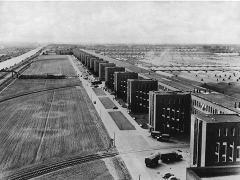 volkswagenwerkwolfsburgjpg Am 1 August 1938 begann der Verkauf des 