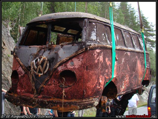 Irgendwo in Norwegen wurde dieser VW Bus T1 Samba aus einem Flu geborgen