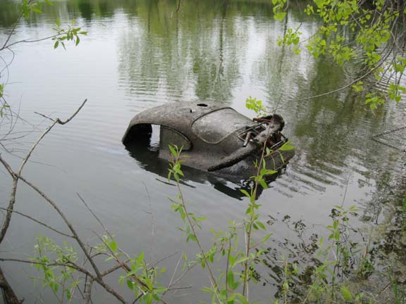 Diesesmal wurde ein Porsche 356 aus einem Gew sser gefischt