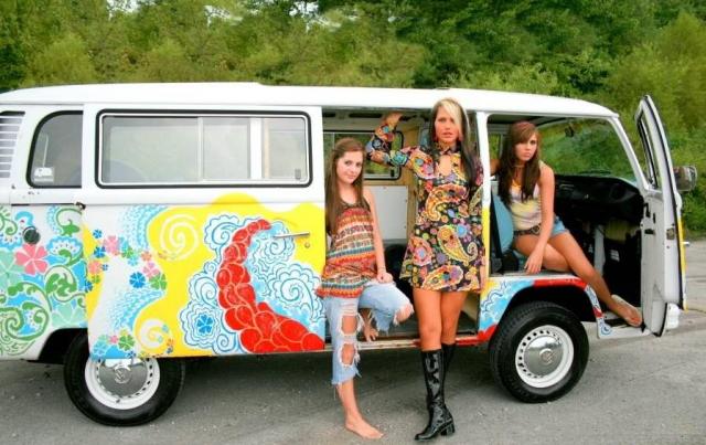 Noch dazu ist es ein Hippie Bus oder auch ein Flower Power VW Bus