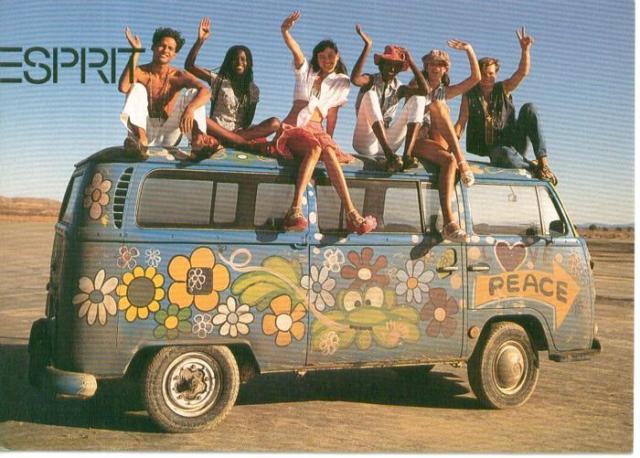 Noch dazu ist es ein Hippie Bus oder auch ein Flower Power VW Bus