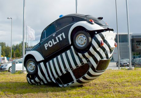 cop-and-robber-vw-art-car-sculpture-vw-kafer-vermehrung.jpg