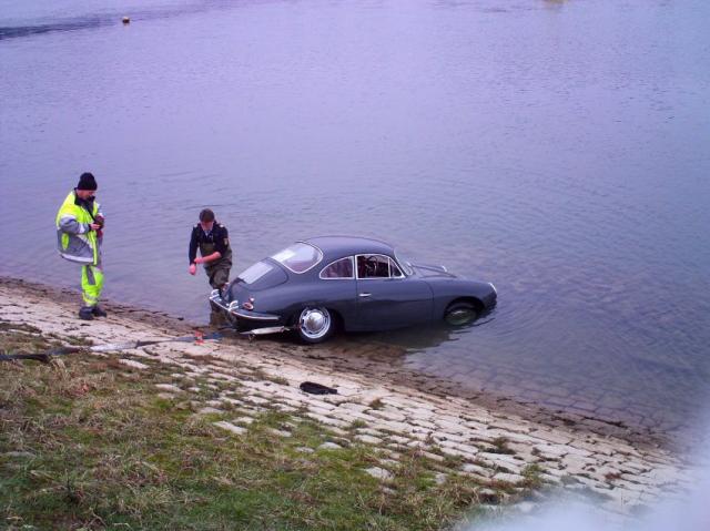 Ein Porsche 356 im Rhein porsche356gestohlenjpg