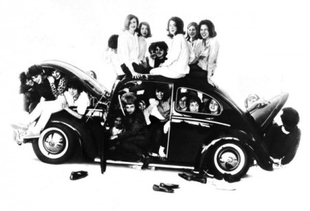 Wieviele Leute passen in einen VW Käfer
