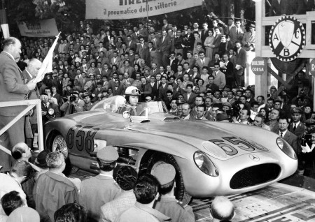Juan Manuel Fangio (Startnummer 658) kurz vor dem Start zur Mille Miglia 1955 im Mercedes-Benz Typ 300 SLR Rennsportwagen.