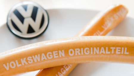 Altkanzler Schröder will Ende der VW-Currywurst nicht hinnehmen