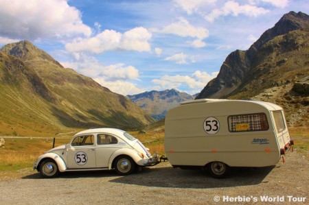VW Käfer Herbie mit QEK Wohnwagenanhänger
