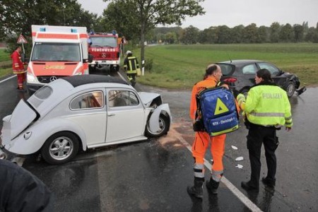 Unfall-mit-VW-Kaefer-fordert-zwei-Verletzte Ovali Faltdach