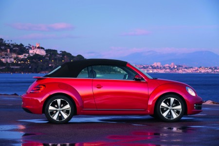 VW-Beetle-Cabrio-geschlossen-Dach