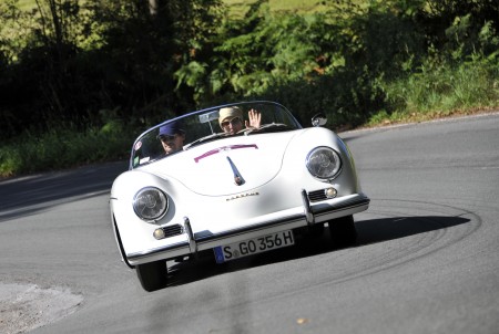 Elena Uhlig und Fritz Karl im Porsche 356 Speedster