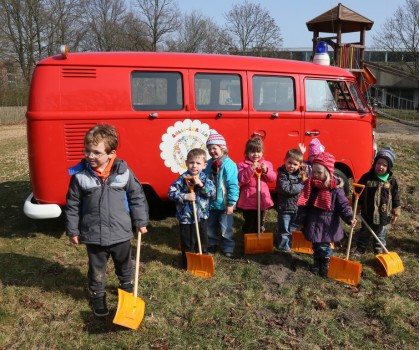 Spatenstich für Bulli-Garten VW Bus T1 Feuerwehr Kinder