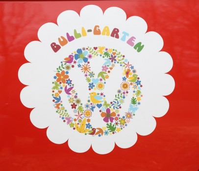 Spatenstich für Bulli-Garten VW Logo Kindergarten